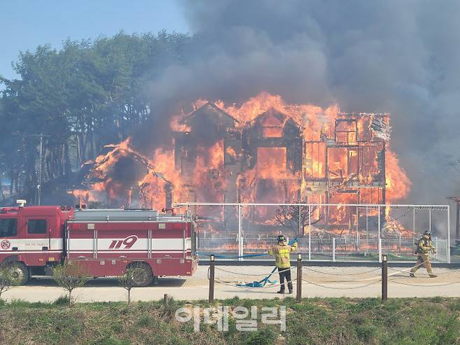 강원 강릉시에서 발생한 산불이 민가로 확산해 소방관들이 진화작업을 하고있다.(사진=소방청)