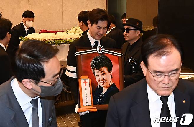 현미의 조카이자 배우 한상진이 11일 오전 서울 동작구 중앙대학교병원 장례식장에서 엄수된 고(故) 현미의 발인식에서 고인의 영정과 위패를 들고 운구차로 향하고 있다. (공동 취재) 2023.4.11/뉴스1 ⓒ News1 사진공동취재단
