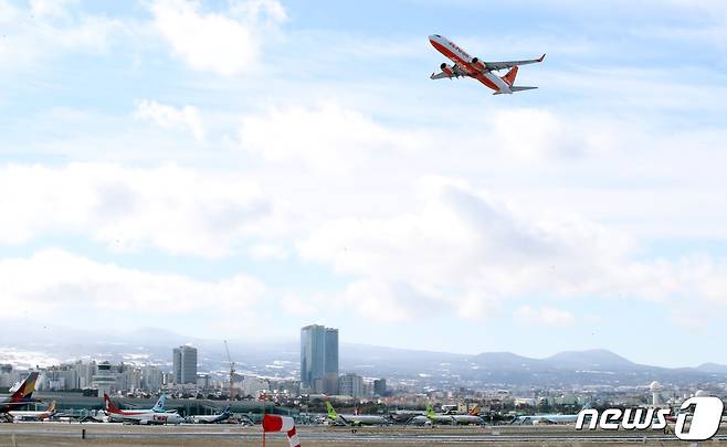 제주국제공항 계류장에서 항공기가 이륙하고 있다. 2023.1.25/뉴스1 ⓒ News1 오현지 기자