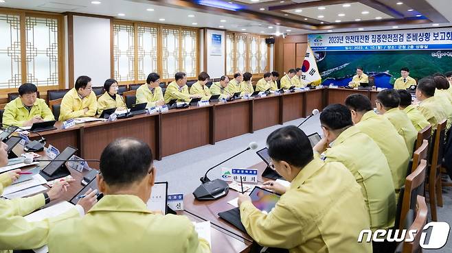 지난 10일 청양군청 상황실에서 열린 '2023 안전대전환 집중안전점검 준비상황 보고회'에서 김돈곤 군수가 발언하고 있다. (청양군 제공) / 뉴스1