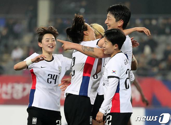 11일 오후 경기 용인미르스타디움에서 열린 '신세계 이마트 초청 여자축구국가대표팀 친선경기' 대한민국과 잠비아 2차전 경기, 대한민국 박은선이 후반 팀의 다섯 번째 골을 성공시킨 후 캡틴 김혜리와 기쁨을 나누고 있다. 2023.4.11/뉴스1 ⓒ News1 김진환 기자