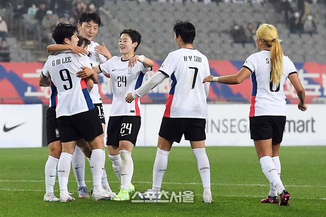 한국 여자축구대표팀의 이금민(맨 왼쪽)이 11일 용인 미르스타디움에서 열린 잠비아와 2차 평가전에서 페널티킥으로 선제골을 넣고 동료들과 함께 기뻐하고 있다. 용인 | 박진업기자 upandup@sportsseoul.com