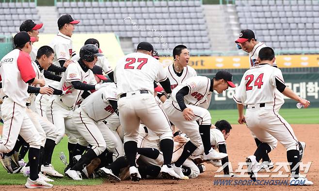 11일 인천 SSG랜더스필드에서 2023 신세계 이마트배 전국고교야구대회 걸승전 강릉고와 덕수고의 경기가 열렸다. 덕수고가 강릉고에 5-4로 승리했다. 9회말 극적인 역전승을 거둔 덕수고 선수들이 승리가 확정되자 환호하고 있다. 인천=송정헌 기자songs@sportschosun.com/2023.04.11/