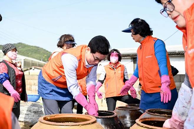 여성단체 된장나누기 봉사에 동참한 김광열 영덕군수.