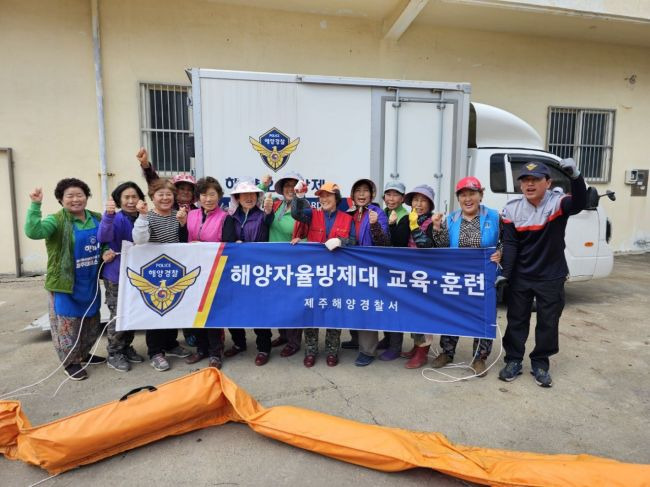 제주해경이 해양자율방제대 방제역량 강화 교육을 실시했다.[사진제공=제주해경]