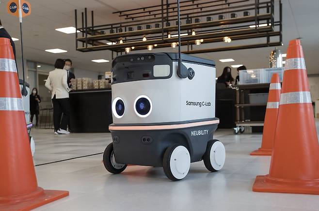 지난해 11월 서울 서초구 삼성전자 서울R&D캠퍼스에서 열린 C랩 미디어데이에서 뉴빌리티가 자율주행 로봇 배달서비스를 시연하고 있다./삼성전자 제공