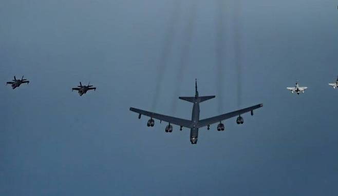 미 공군 B-52H(가운데) 전략 폭격기가 F-35A(왼쪽) 전투기 등과 편대 비행하고 있다. 사진=미 전략사령부