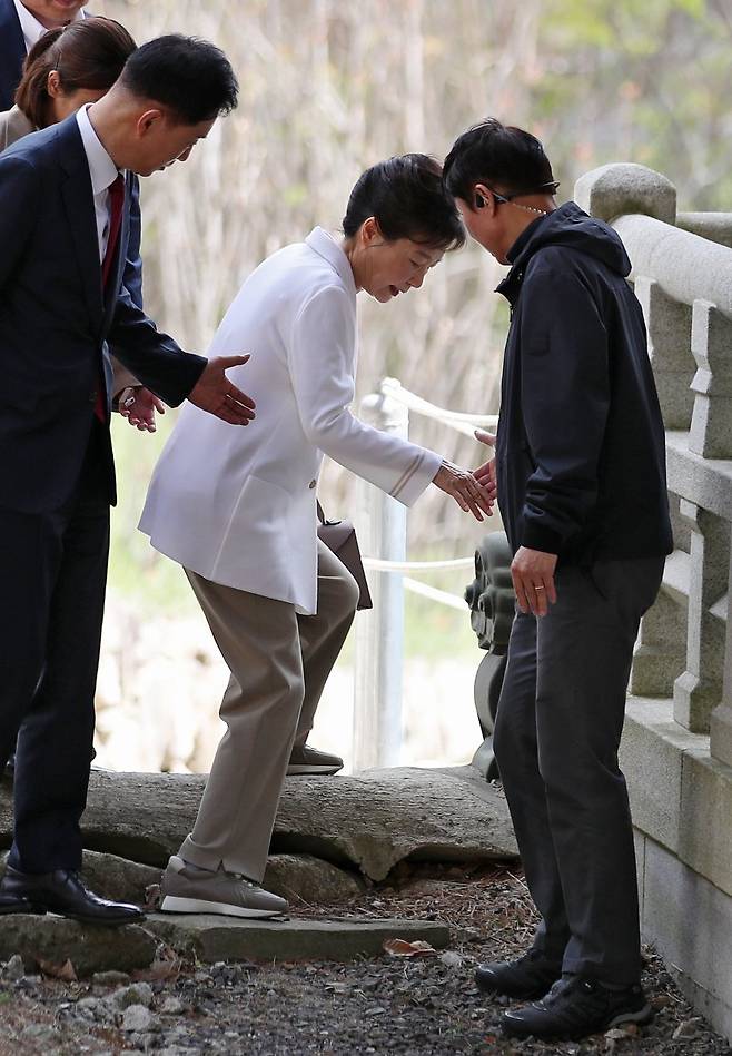 동화사 경내를 돌아보는 박근혜 전 대통령이 유영하 변호사와 경호원으로부터 도움을 받고 있다. 사진=연합뉴스