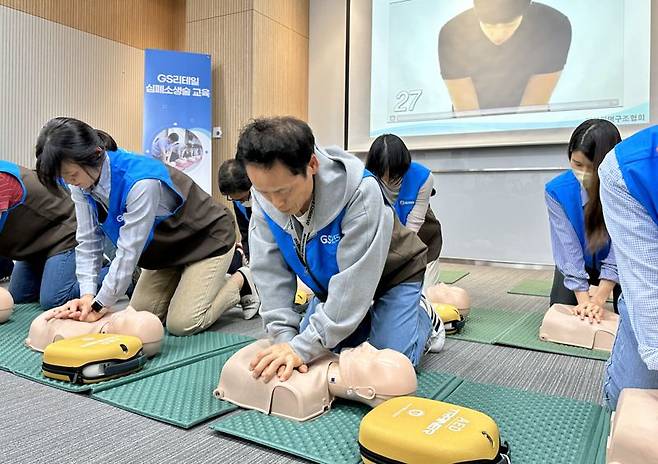 11일 서울 강남구 GS타워에서 GS리테일 임직원들이 CPR 교육에 참여하고 있다. GS리테일 제공.