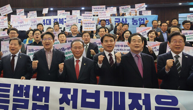 10일 오후 서울 여의도 국회 도서관 강당에서 열린 강원특별법 개정지원을 위한 전문가 국회포럼에서 참석자들이 구호를 외치며 기념촬영하고 있다. 오른쪽부터 더불어민주당 이재명 대표, 박진오 강원일보 사장, 김진태 강원도지사, 국민의힘 윤재옥 원내대표, 권성동, 이철규 의원. 연합뉴스