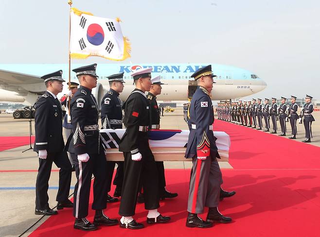 황 지사를 운구하는 국방부 의장대. 공항사진기자단