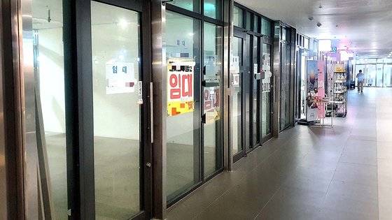 지난 7일 서울 송파구 가락동 '헬리오시티' 단지 내 상가 지하 1층에는 세입자를 구하는 '임대' 광고가 곳곳에 걸려 있었다. 인기가 높은 1층 점포도 비어 있는 곳이 적지 않았다. 황의영 기자