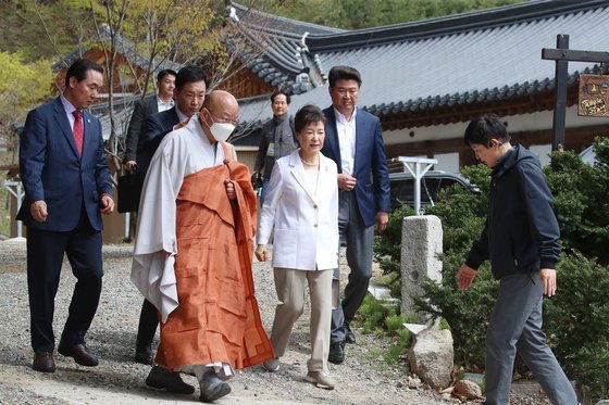 박근혜 전 대통령이 11일 오전 대구 팔공산 동화사를 찾아 경내를 돌아보고 있다. 연합뉴스