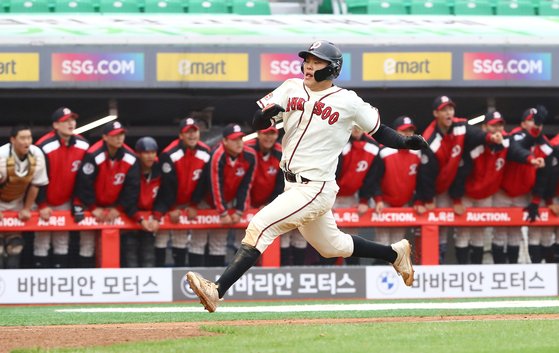 덕수고가 11일 열린 신세계 이마트배 결승전에서 강릉고를 꺾고 정상을 밟았다. 사진 SSG 랜더스