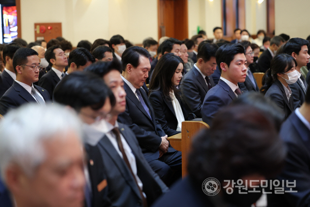 ▲ 윤석열 대통령과 김건희 여사가 지난 9일 서울 영락교회에서 열린 부활절 예배에 참석하고 있다. 사진/대통령실 공동취재단