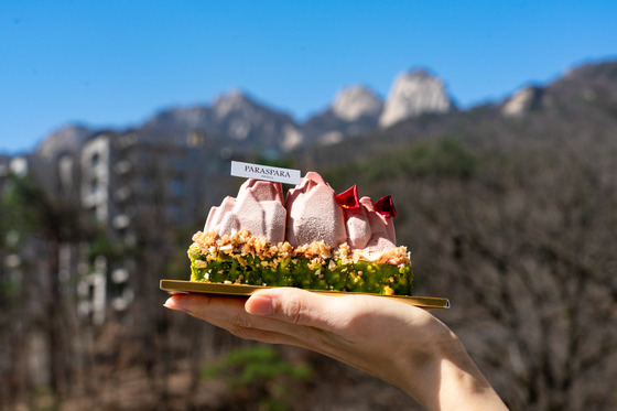 Paraspara's Four Season Cake inspired by Mount Bukhan. [BAEK JONG-HYUN]