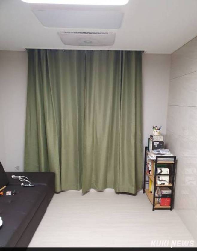30층 이상 고층 오피스텔에 거주하지만 창문을 열기는 쉽지 않다. 인천에 거주하는 A씨는 외부의 시선을 차단할 두꺼운 암막 커튼을 설치했다. A씨 제공&nbsp;&nbsp;