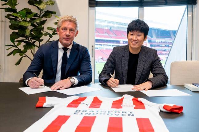 마르셀 브란츠 에인트호벤 단장(왼쪽)과 박지성 디렉터.&nbsp; &nbsp;전북 현대