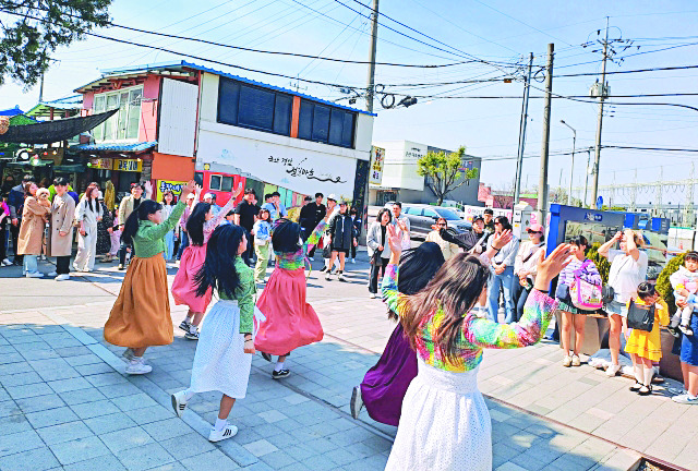 군산시간여행축제 홍보 서포터들이 지난 1일 경암동철길마을에서 길거리공연을 하고 있다. 군산시 제공
