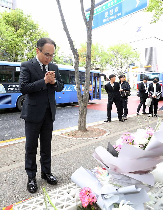 11일 오후 대전 서구 둔산동 음주운전 교통사고 현장을 찾은 이원석 검찰총장이 사고로 세상을 떠난 배승아(9) 양을 위해 기도하고 있다. 연합뉴스