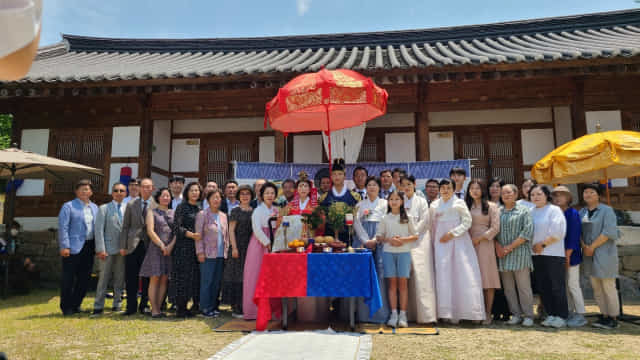 [함양=뉴시스] 함양군청 지난해 6월 한국인 신랑과 한국계 미국인 신부의 아름다운 전통혼례 *재판매 및 DB 금지   *재판매 및 DB 금지