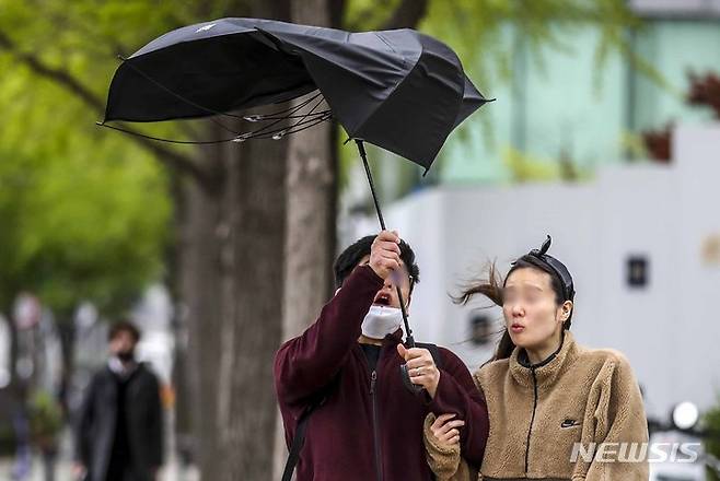 [서울=뉴시스] 정병혁 기자 = 수도권 등 전국 대부분 지역에 강풍특보가 내린 11일 오전 서울 강남구 서울본부세관 인근 인도에서 한 시민의 우산이 뒤집히고 있다. 2023.04.11. jhope@newsis.com