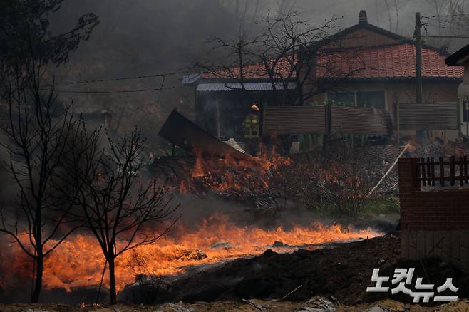 11일 오전 강원도 강릉시 난곡동의 한 야산에서 발생한 산불로 소방청은 최고 대응 수위인 소방 대응 3단계, 전국 소방동원령 2호를 발령한 가운데 이날 오후 강릉시 저동 펜션 밀집 지역에 불길이 번지고 있다. 황진환 기자