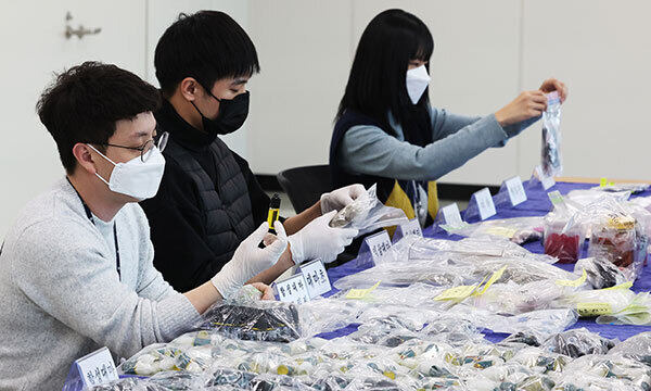 경기도 수원지방검찰청에서 관계자들이 압수한 마약 등을 공개하고 있다. 연합뉴스