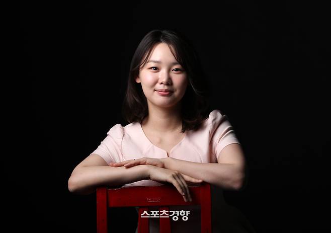 첫 에세이집 ‘도망치는 게 뭐 어때서’를 출간한 김수민 전 SBS 아나운서가 4일 스포츠경향과 인터뷰에 앞서 포즈를 취하고 있다. 정지윤 선임기자