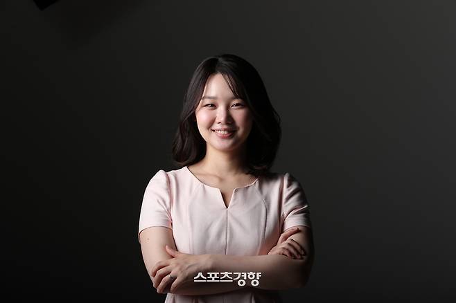 첫 에세이집 ‘도망치는 게 뭐 어때서’를 출간한 김수민 전 SBS 아나운서가 4일 스포츠경향과 인터뷰에 앞서 포즈를 취하고 있다. 정지윤 선임기자