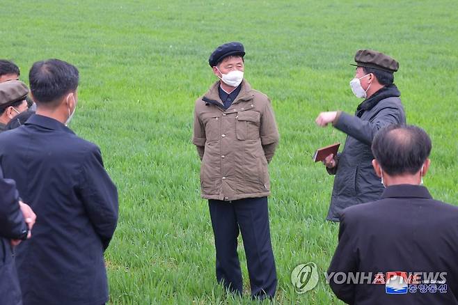 북한 김덕훈 내각총리, 황해남북도 농업부문사업 현지 요해 (평양 조선중앙통신=연합뉴스) 북한 김덕훈 내각총리(가운데)가 황해남북도의 농업부문 사업을 현지에서 요해(파악)했다고 조선중앙통신이 11일 보도했다. 2023.4.11 
    [국내에서만 사용가능. 재배포 금지. For Use Only in the Republic of Korea. No Redistribution] nkphoto@yna.co.kr