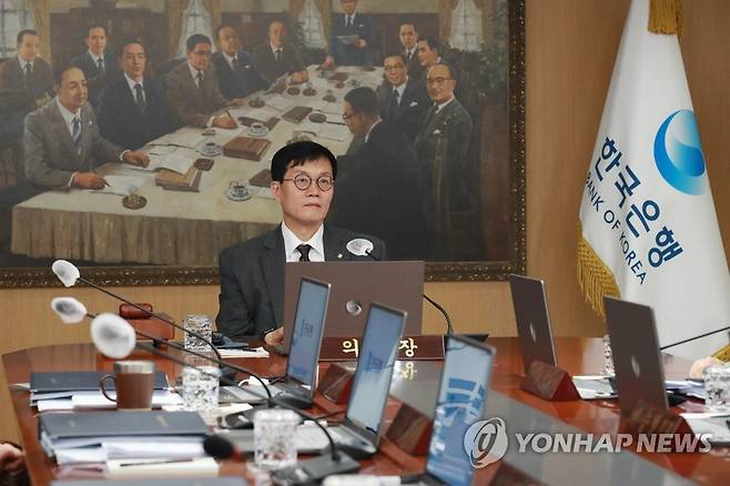 금융통화위원회 본회의 주재하는 이창용 총재 (서울=연합뉴스) 이창용 한국은행 총재가 11일 오전 서울 중구 한국은행에서 열린 금융통화위원회 본회의를 주재하고 있다. 2023.4.11 [한국은행 제공. 재판매 및 DB 금지] photo@yna.co.kr