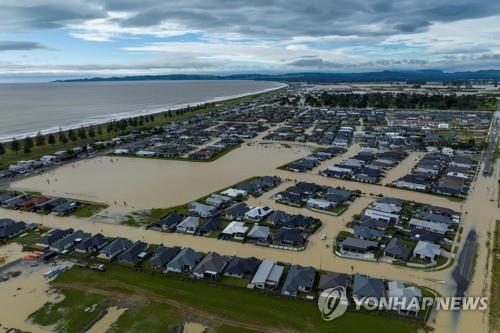 지난 2월 홍수에 침수된 네이피어 지역 주택가
[AFP 연합뉴스 자료사진. 재판매 및 DB 금지]