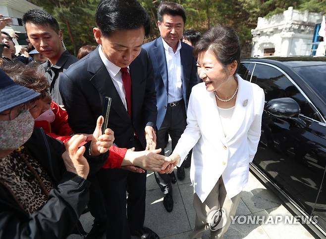 지지자들과 인사하는 박근혜 (대구=연합뉴스) 김현태 기자 = 박근혜 전 대통령이 11일 오전 대구 팔공산 동화사를 찾아 통일대불 앞에서 지지자들과 인사하고 있다. 2023.4.11 mtkht@yna.co.kr