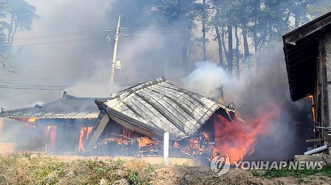 강릉서 산불…모두 타버린 주택 (강릉=연합뉴스) 유형재 기자 = 11일 오전 강원 강릉시 난곡동의 한 야산에서 불이 나 주택이 전소되는 피해가 발생했다. 현재 강릉에는 강풍경보와 건조경보가 동시에 내려져 있다. 2023.4.11 yoo21@yna.co.kr