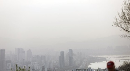 지난달 24일 서울 남산에서 바라본 도심이 뿌옇게 보이고 있다. 사진=뉴스1