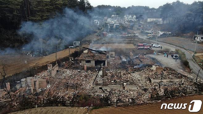 강원도 강릉시 난곡동 한 야산에서 산불이 발생한 11일 오후 강릉시 저동 주택가가 화재로 전소돼 있다. 2023.4.11/뉴스1 ⓒ News1 박세연 기자