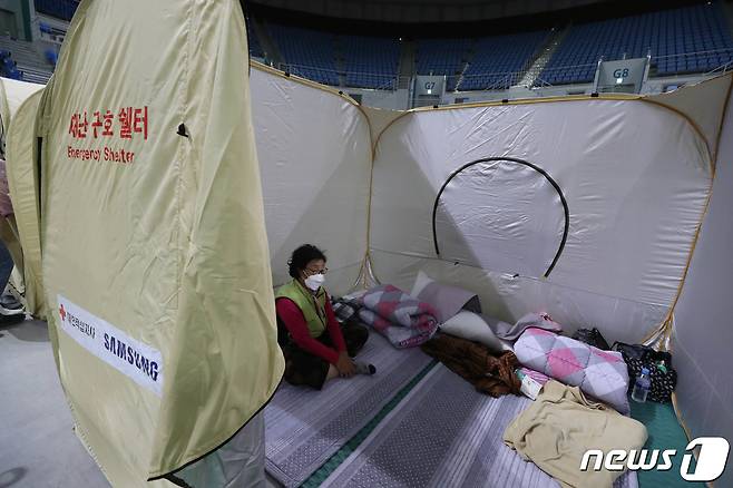 강릉시 난곡동 야산에 화재가 발생한 11일 오후 강릉아이스아레나에 마련된 이재민 대피소에서 강릉시 저동 주민인 이재민이 재난구호쉘터안에서 휴식을 취하고 있다. 2023.4.11/뉴스1 ⓒ News1 박세연 기자