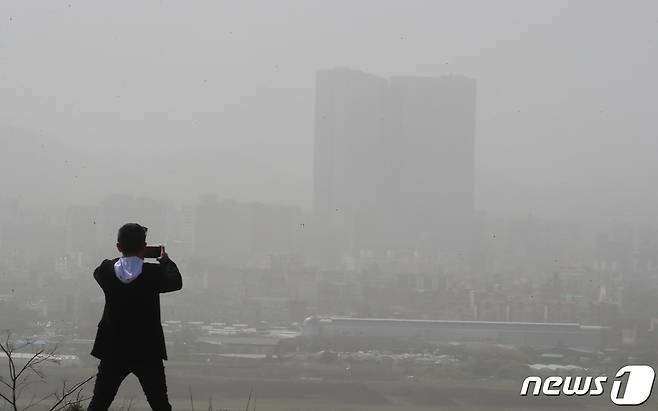 제주에 미세먼지 경보가 발령된 12일 오전 제주시 도두봉에서 바라본 도심이 뿌옇게 보이고 있다. 2023.4.12/뉴스1 ⓒ News1 오현지 기자