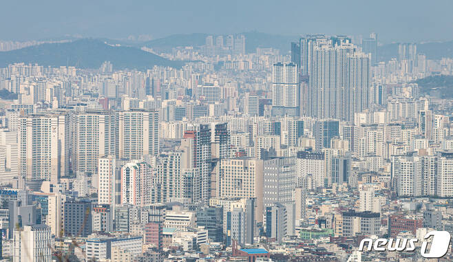 사진은 이날 오후 서울 남산에서 바라본 아파트 단지의 모습. 2023.4.3/뉴스1 ⓒ News1 이재명 기자