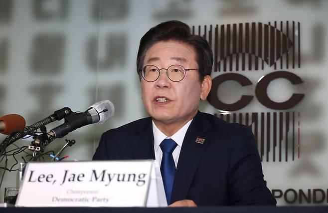 이재명 더불어민주당 대표가 11일 오후 서울 중구 프레스센터에서 열린 외신기자클럽 간담회에서 발언을 하고 있다./뉴스1
