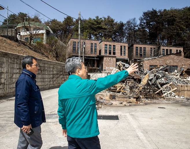 이원재 국토교통부 1차관은 12일 강원도 강릉시 일대 산불 피해 현장을 찾아 사고 수습 상황을 점검하고, 조속한 긴급 주택지원 등을 통해 이재민들의 빠른 일상 회복을 지원을 약속했다.ⓒ국토부