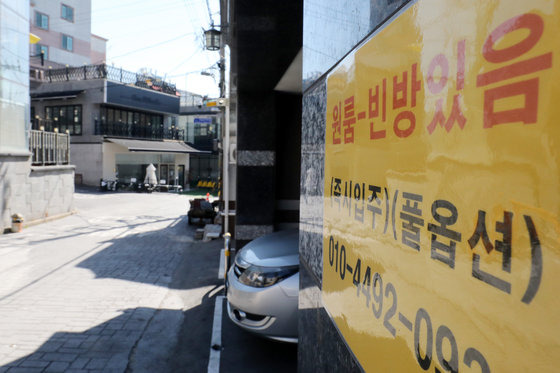 27일 오후 광주 북구 전남대학교 후문 인근 원룸촌에 ‘빈방 있음’ 안내문이 부착돼 있다. 2023.2.27. 뉴스1