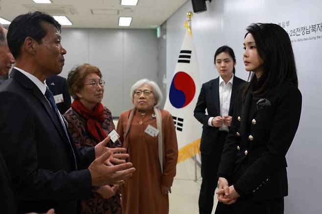 김건희 여사가 12일 경기 파주시 국립6·25전쟁납북자기념관에서 납북자·억류자 가족 10명을 만나 이야기를 듣고 있다. (대통령실 제공) /사진=뉴스1화상