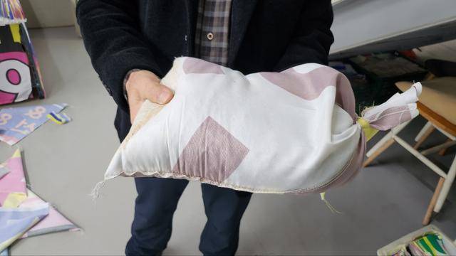 김순철 녹색발전소 대표가 폐현수막으로 만든 10㎏짜리 모래주머니를 들고 있다. 널리 사용되는 플라스틱 마대에 비해 잘 터지지 않아 수해방지용은 물론 군용으로 사용하기도 좋다. 파주=곽주현 기자