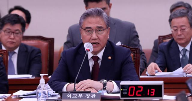 박진 외교부 장관이 12일 오후 서울 여의도 국회에서 열린 외교통일위원회 전체회의에서 의원 질의에 답변하고 있다. 뉴시스