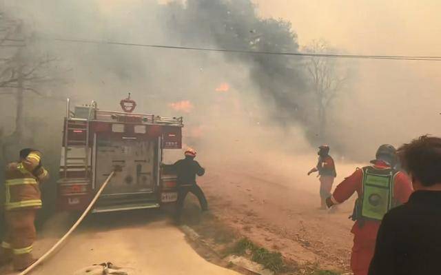 11일 오전 강원 강릉시 난곡동 산불 발생 당시 산림청 공중진화대원들이 주민을 대피시키며 화재 진화를 하는 모습. 산림청 제공