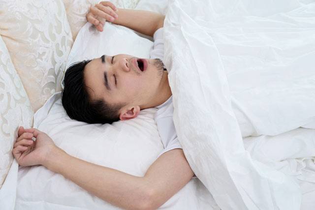 잘 때 코로 숨쉬기 어려운 상기도저항증후군이 있으면 자는 동안 자신도 모르게 입으로 호흡하게 된다./사진=게티이미지뱅크