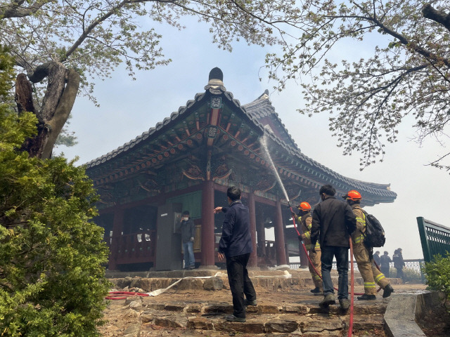 ▲ 경포대 정자 인근까지 불이 옮겨붙자, 급하게 저지선을 구축하고 화재를 진압하고 있다.