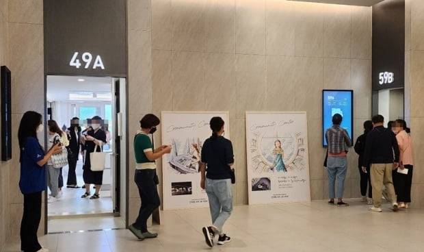 모델하우스를 둘러보는 방문객들 모습. 사진=한경DB